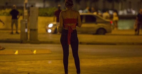 Foto: Una mujer ejerciendo la prostitución en Colombia. (Efe).