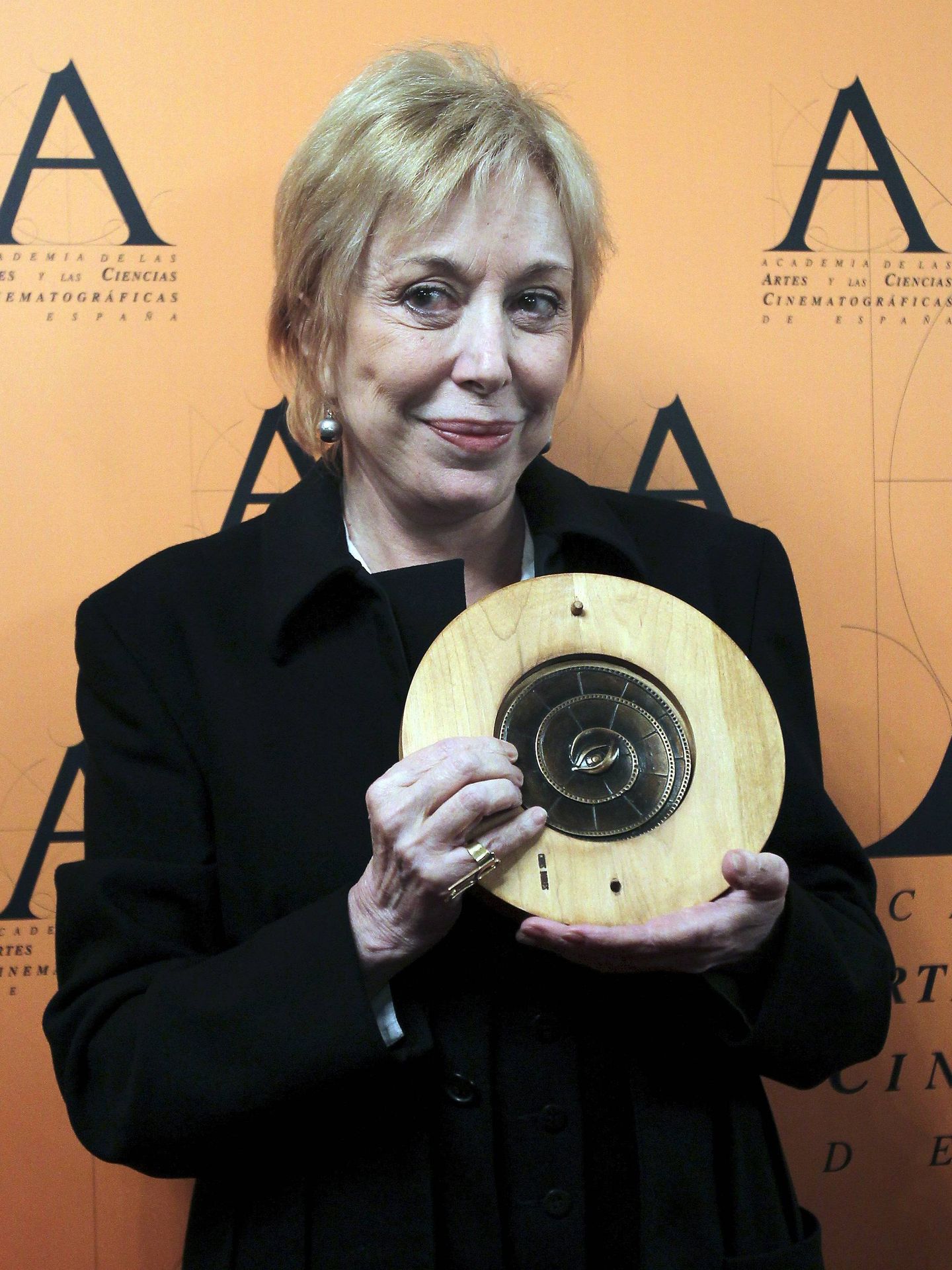 Rosa María Sardà recibe la Medalla de Oro de la Academia de Cine por toda su carrera. (EFE)