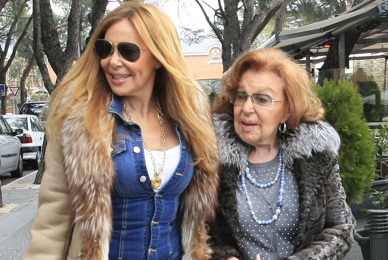 Ana paseando junto a su madre por las calles de Madrid (Gtres)