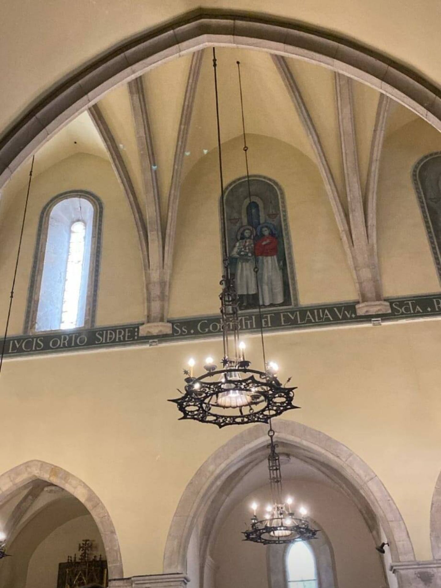 La iglesia de Sant Pere de Begur en su interior. (Instagram/@pixierath)