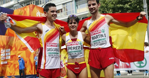 Foto: De izquierda a derecha, los medallistas de la marcha: Diego García, María Pérez y Álvaro Martín. (EFE)