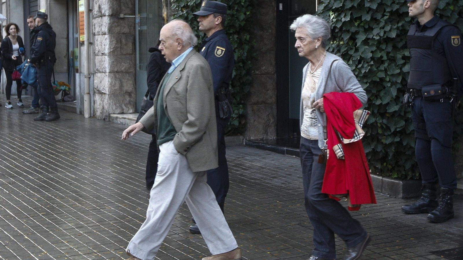 Foto: El expresidente de la Generalitat Jordi Pujol (i), acompañado de su esposa, Marta Ferrusola. (EFE)