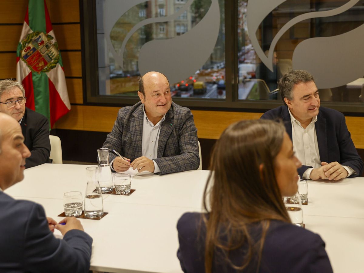Foto: Las delegaciones de PNV y Junts reunidas en Bilbao. (EFE/Luis Tejido)