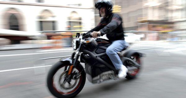 Foto: Un hombre prueba el proyecto de LiveWire, la primera motocicleta eléctrica de Harley Davidson. (EFE)