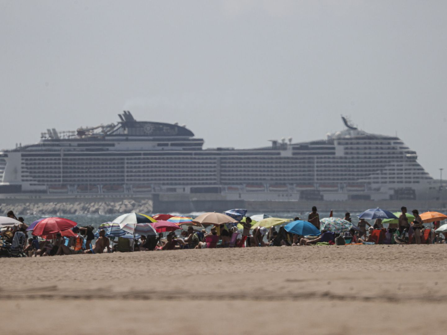 Un enorme crucero se puede ver desde la playa de Las Arenas, en el verano de 2022. (EFE/Manuel Bruque)