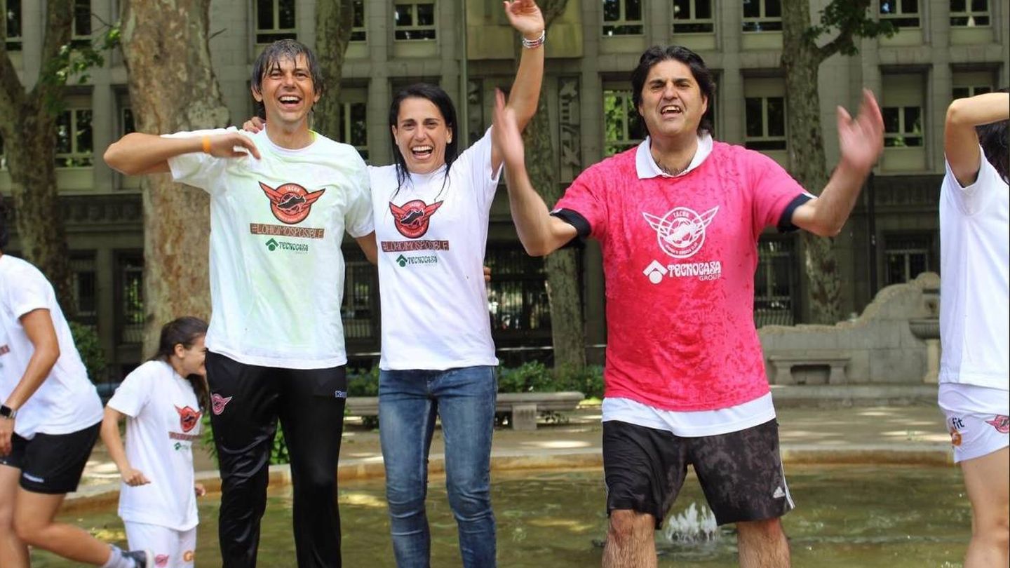 Ana Rosell, celebrando el ascenso junto a David Aznar (i) y Lolo Merino (d). (@arosell10)