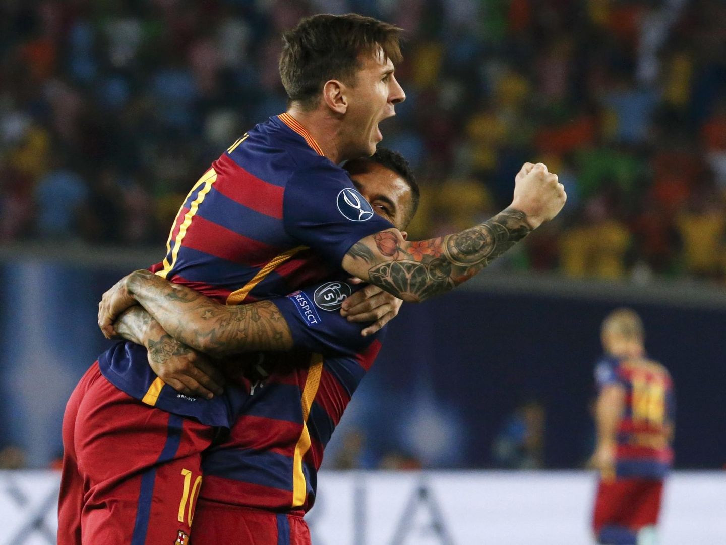 Alves celebrando un gol con Messi. (REUTERS)