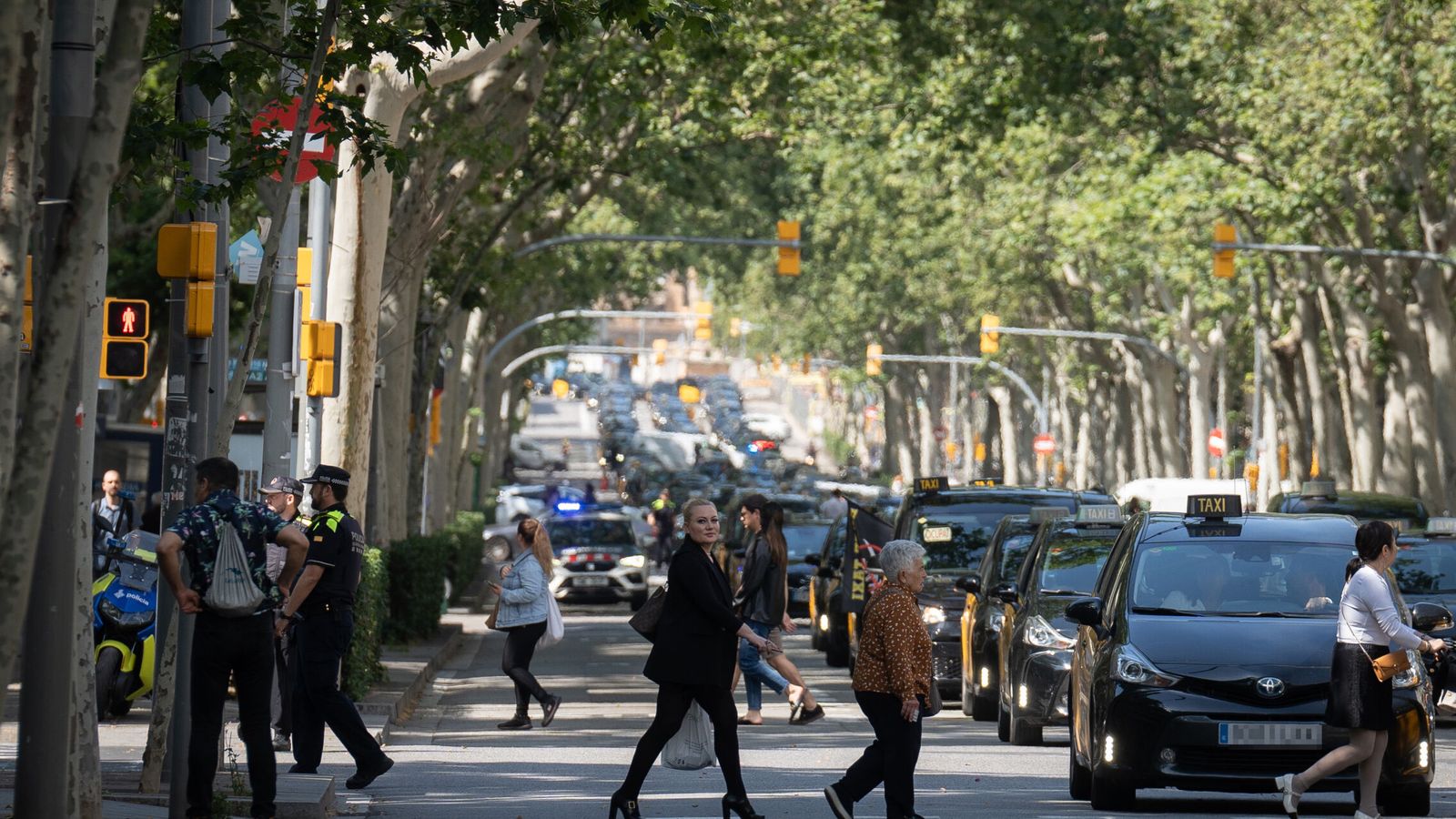Adiós al ámbar intermitente mientras cruzan los peatones: así cambia la DGT los semáforos