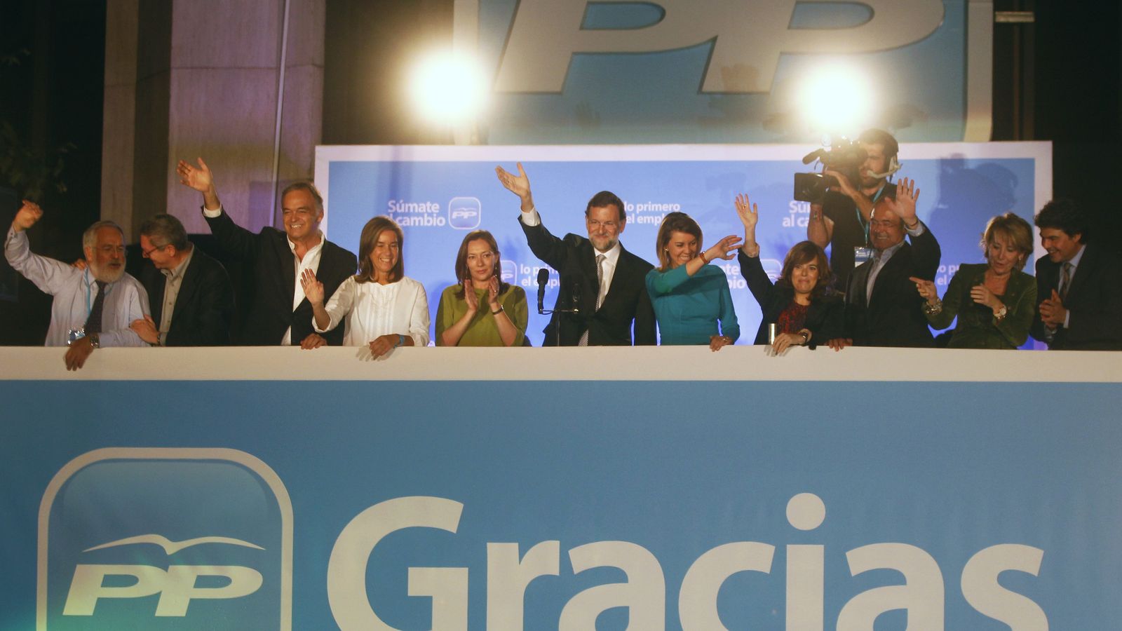 Foto: Fotografía de archivo del líder del PP, Mariano Rajoy (c), celebrando su victoria electoral el 20 de noviembre de 2011. (Reuters)