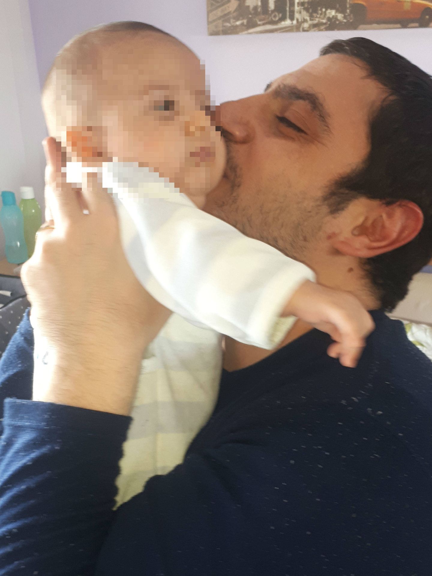 Elias besando a su hijo.