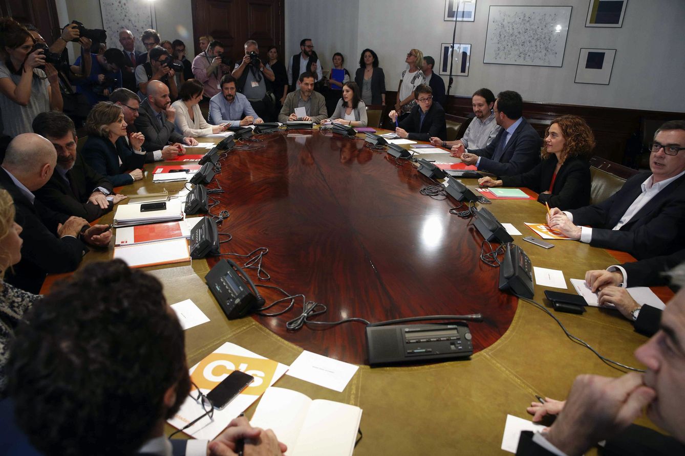 Reunión de los equipos negociadores del PSOE, Podemos y Ciudadanos el pasado día 7. (EFE)