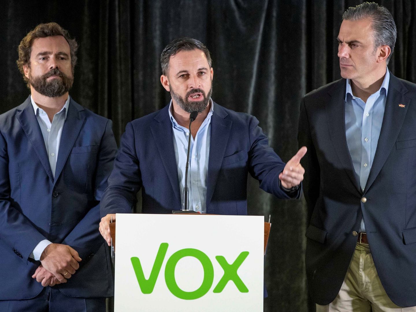El presidente de Vox Santiago Abascal (c) acompañado por el secretario general, Javier Ortega Smith, (d) y el responsable del comité negociador, Iván Espinosa de los monteros (i). (EFE)