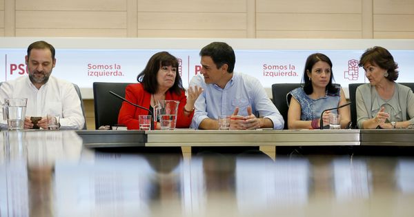 Foto: El secretario general del PSOE, Pedro Sánchez (c), durante una reunión de la comisión permanente de la ejecutiva del partido. (EFE)