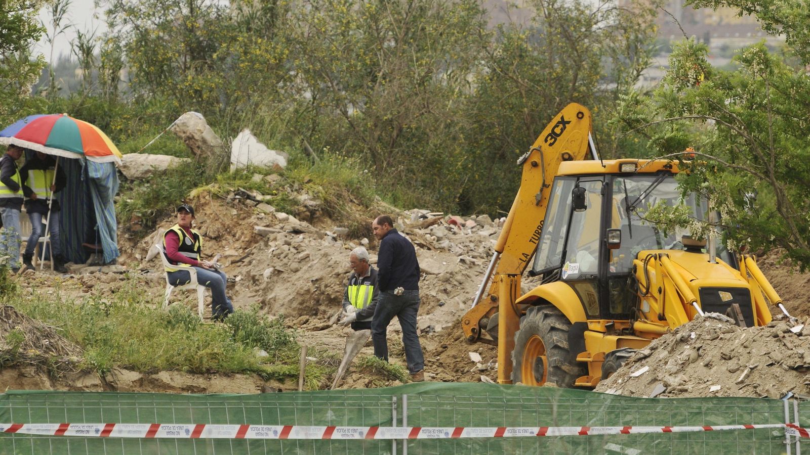 Foto: La policía busca los restos de Marta del Castillo en la escombrera de Camas. (EFE)