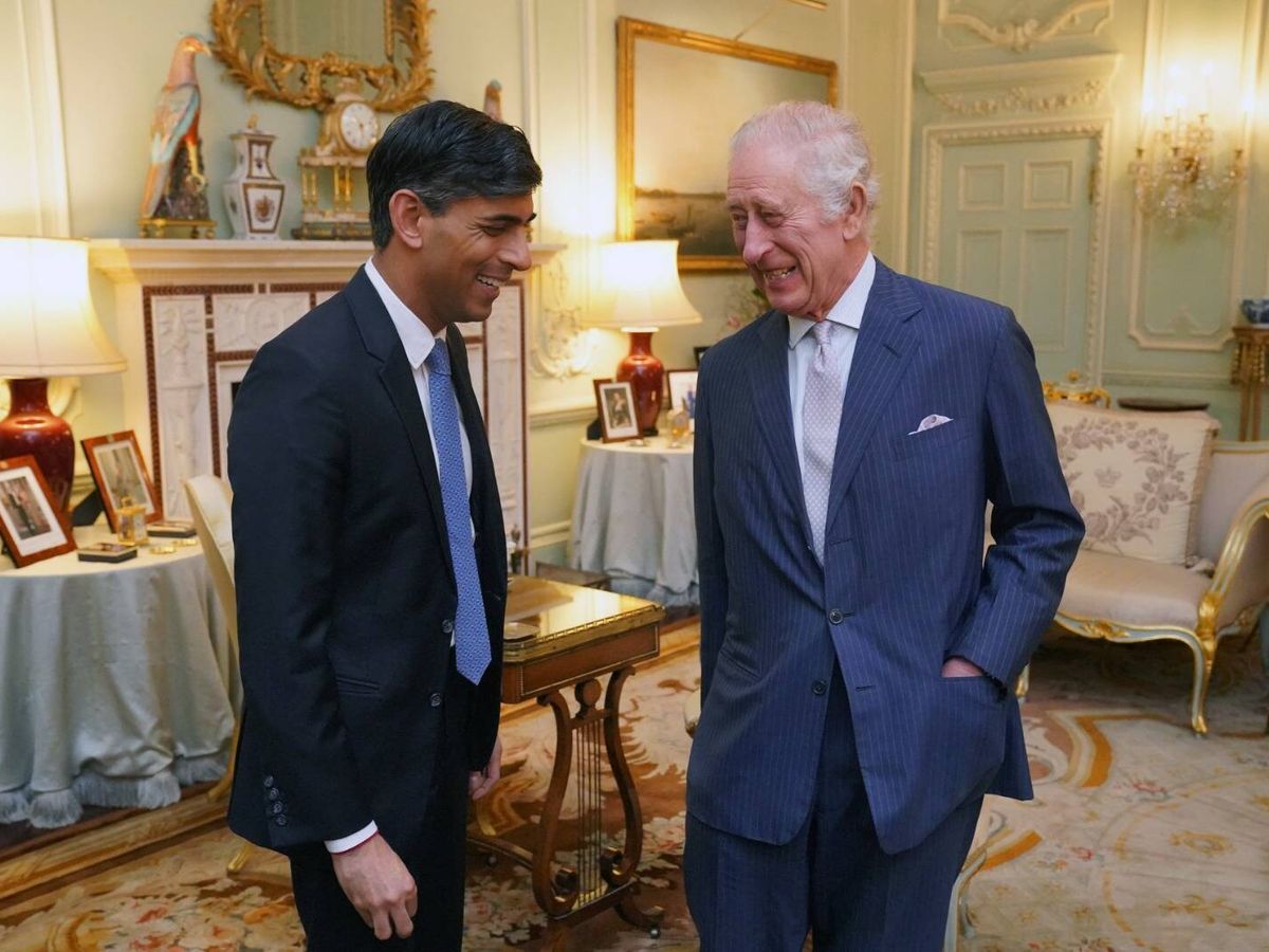 Foto: El rey Carlos III, durante su recepción al primer ministro británico en Buckingham Palace. (Gtres)