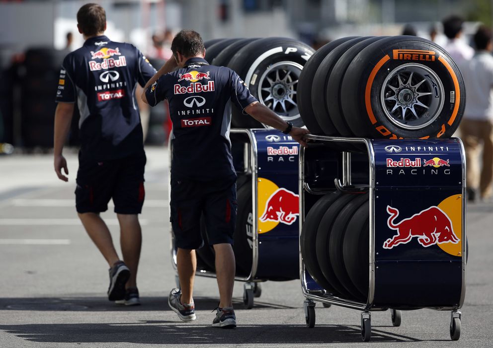 Foto: Dos mecánicos de Red Bull empujando carros de neumáticos.