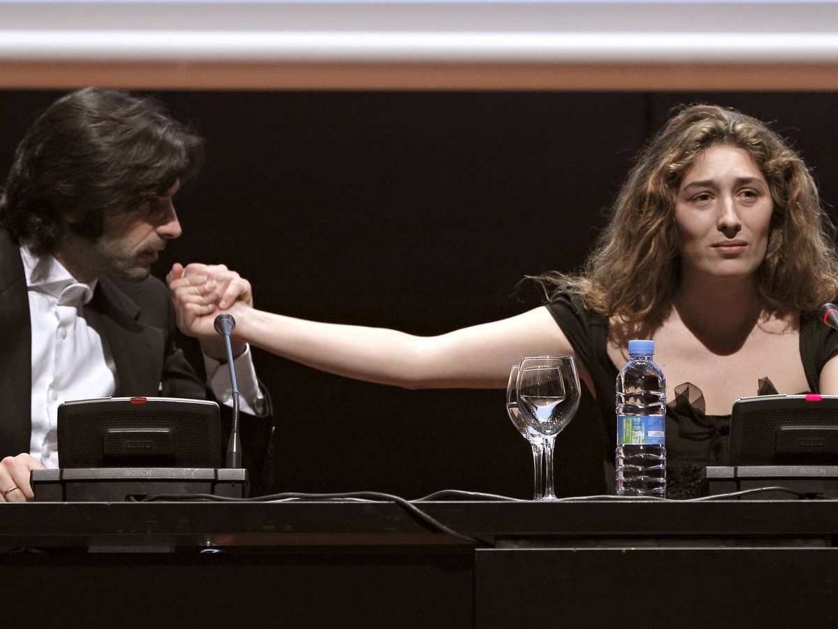 Foto: Javier Conde besa la mano de su mujer, Estrella Morente. (EFE)