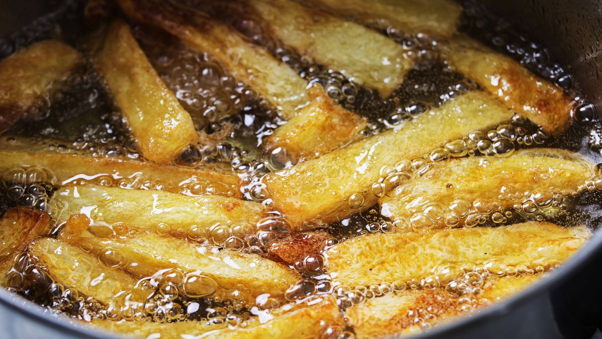 Este es el ingrediente común de tu cocina que necesitas para que las patatas fritas queden muy crujientes