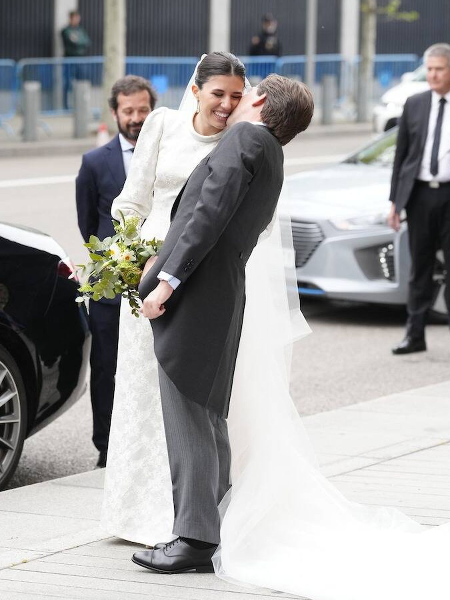 El beso de José Luis Martínez-Almeida y Teresa Urquijo tras su boda. (LP)