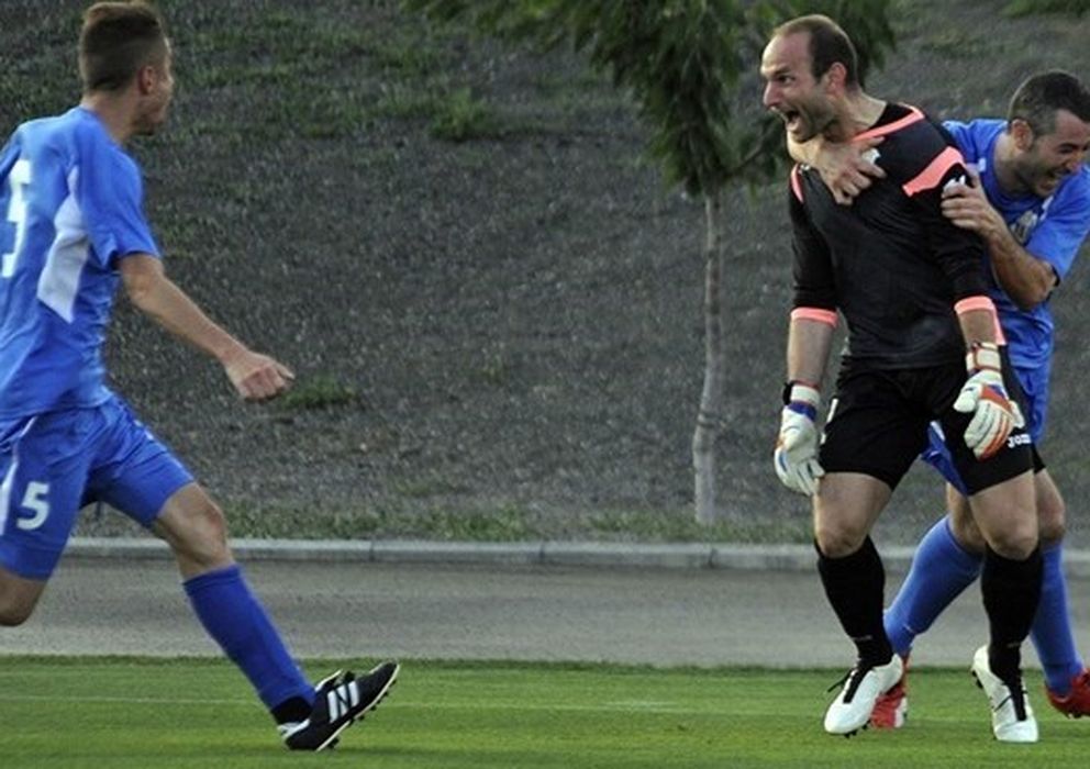 Foto: Eloy Casals, el portero, celebra su gol que dio el pase al Santa Coloma (Uefa.es).