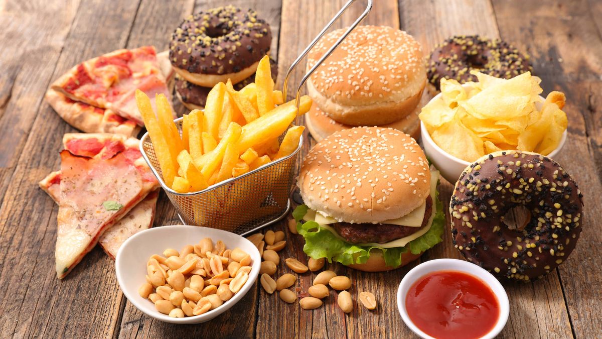 Reino Unido prohibirá los anuncios de comida basura antes de las 21:00 horas