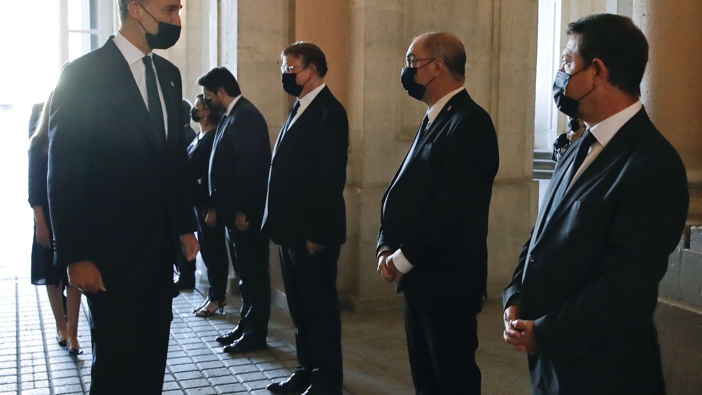 El rey Felipe VI (i) saluda a los presidentes de Valencia, Ximo Puig (3d); de Aragón, Javier Lambán (2d), y de Castilla-La Mancha, Emiliano García-Page (d), a su llegada al homenaje de Estado a las víctimas de la pandemia de coronavirus, el pasado 16 de julio en el Palacio Real. (EFE)