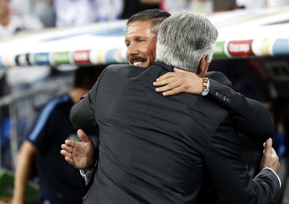 Foto: Simeone se abraza con Ancelotti antes del partido de ida de la Supercopa de España (EFE)