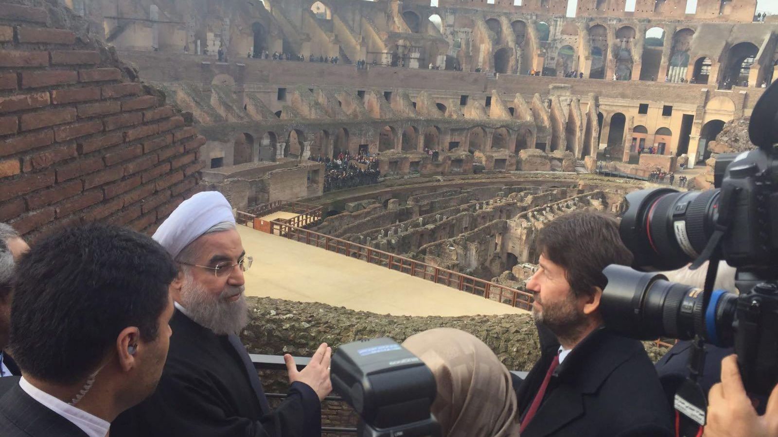 Foto: El presidente iraní, Hassan Rouhani, visita el Coliseo romano en Italia