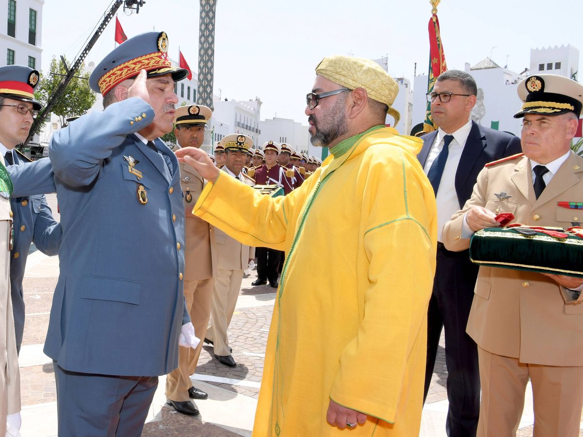 Foto: Un militar marroquí se cuadra ante el rey Mohamed VI. (MAP)