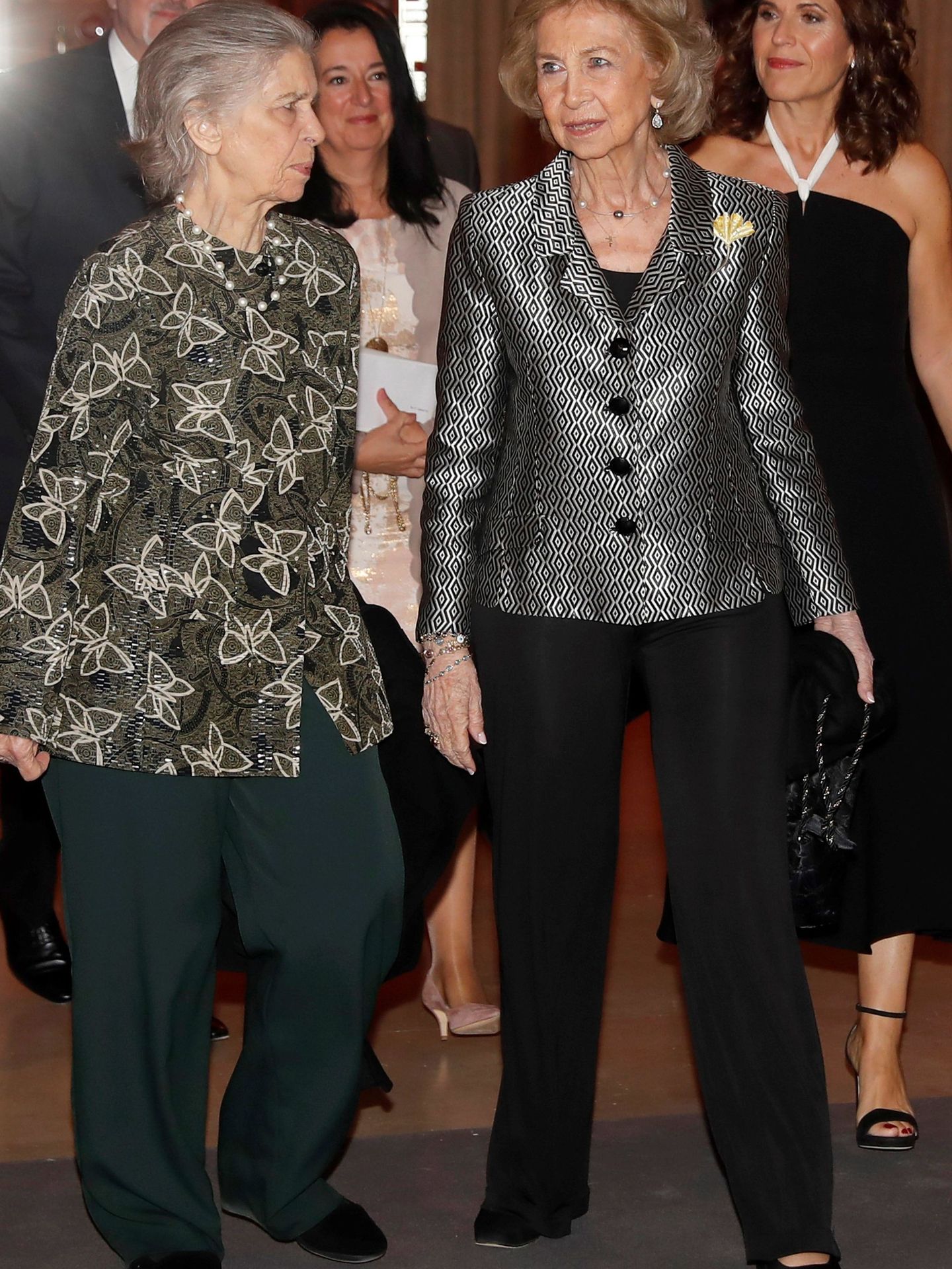 La reina Sofía e Irene de Grecia, en los premios de pintura BMW. (EFE)