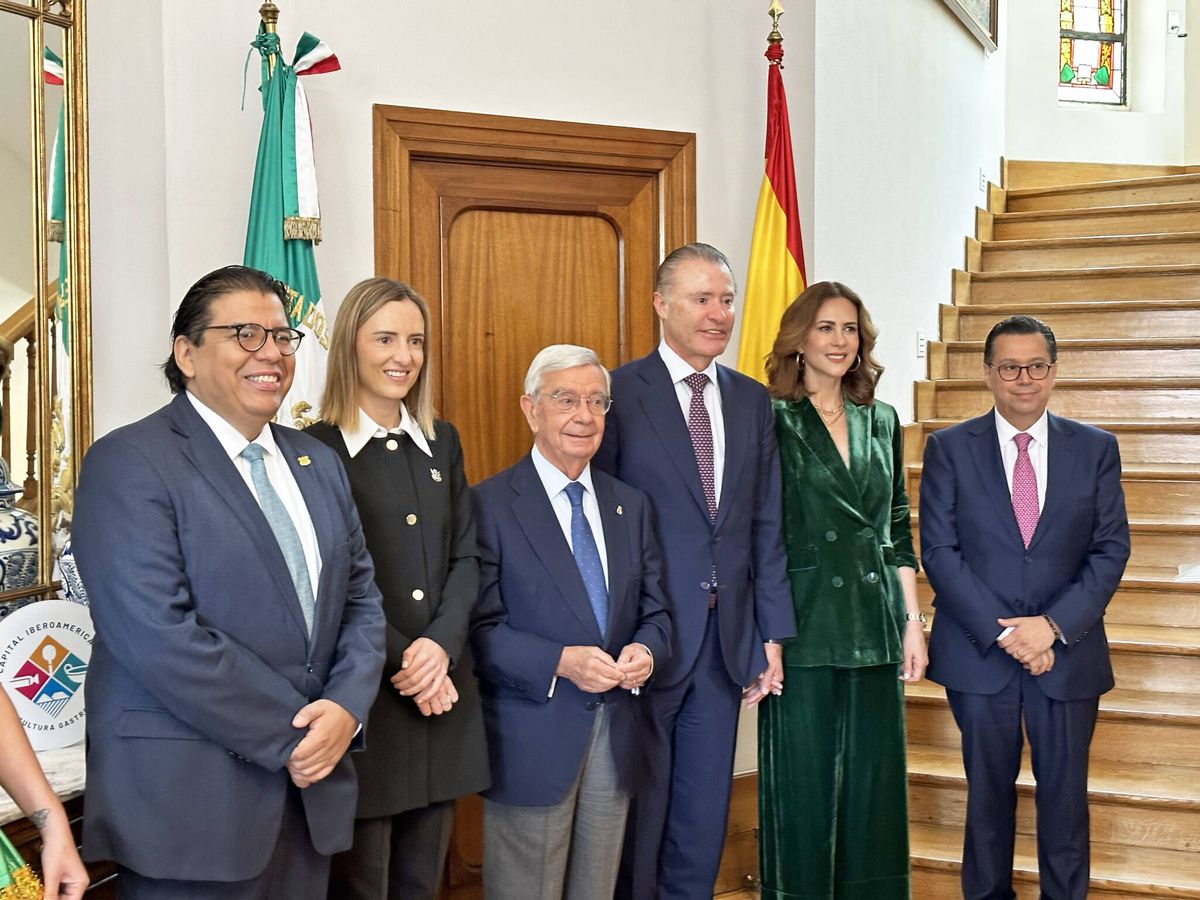 Foto: Fabián Valdivia (Puebla); Paloma Palacios (Querétaro); Rafael Ansón (AIBG); Quirino Ordaz (Embajador de México); Rosy Fuentes, esposa del Embajador; y Enrique Vargas (SEGIB). (AIBG)