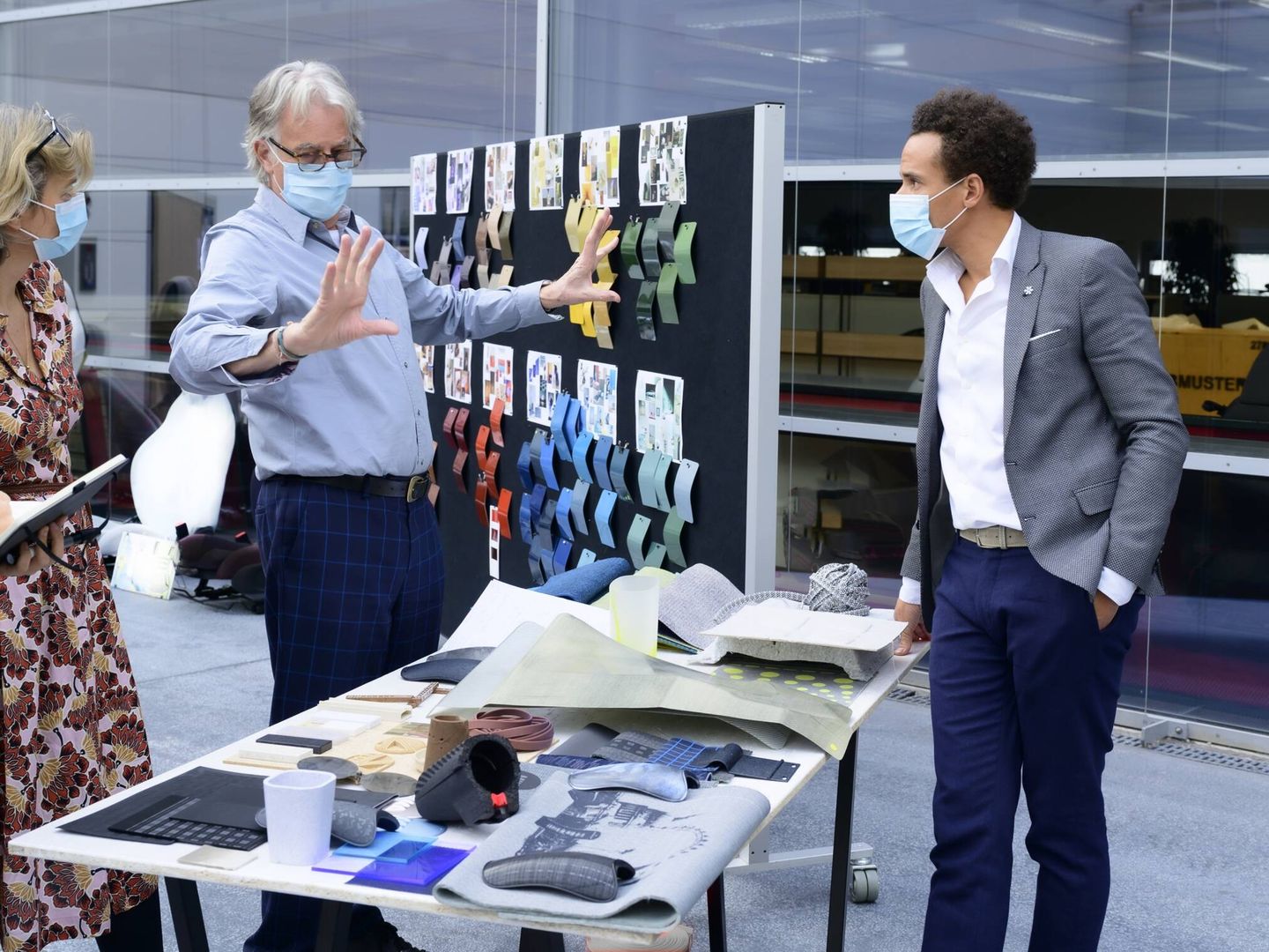 Paul Smith junto a Oliver Heilmer, jefe de Diseño de Mini, durante la elección de materiales y tonos.