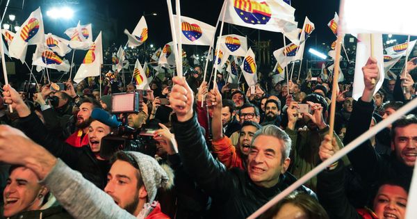 Foto: Simpatizantes de Ciudadanos celebran la victoria electoral en las elecciones catalanas. (EFE)