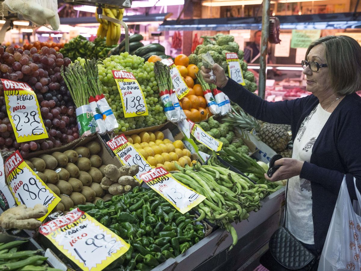 Foto: Una mujer comprando en el Mercado Maravillas. (EFE/Emilio Naranjo)