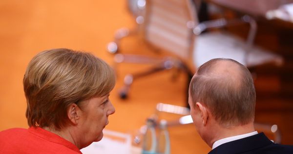 Foto: Angela Merkel habla con Vladímir Putin durante la cumbre del G20 en Hamburgo, en julio de 2017. (Reuters)