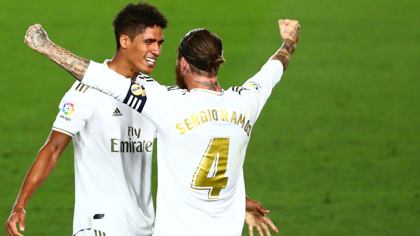 Varane, junto a Sergio Ramos, celebra un gol. (Reuters)