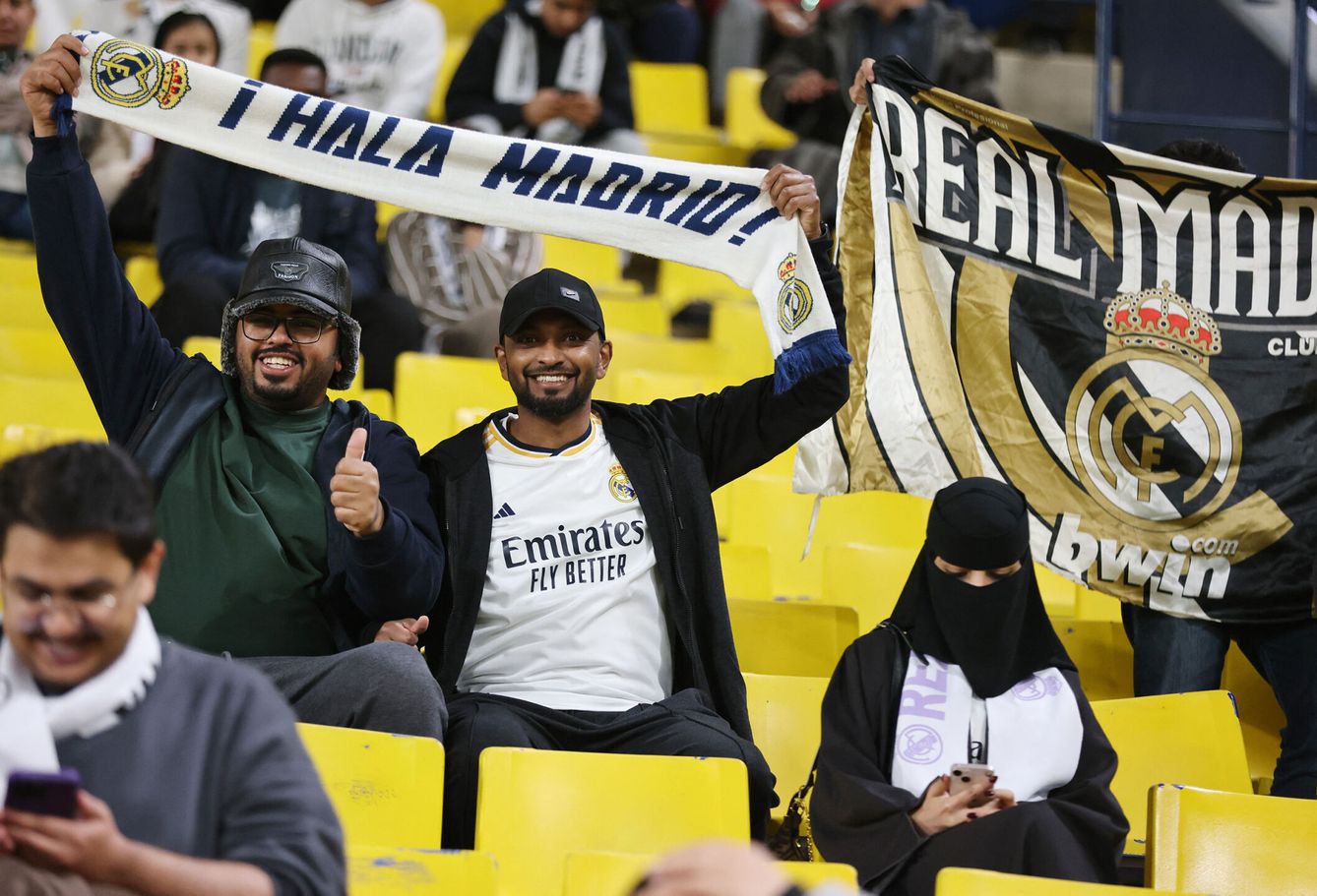 Aficionados y una aficionada del Real Madrid, en Arabia. (Reuters/Ahmed Yosri)