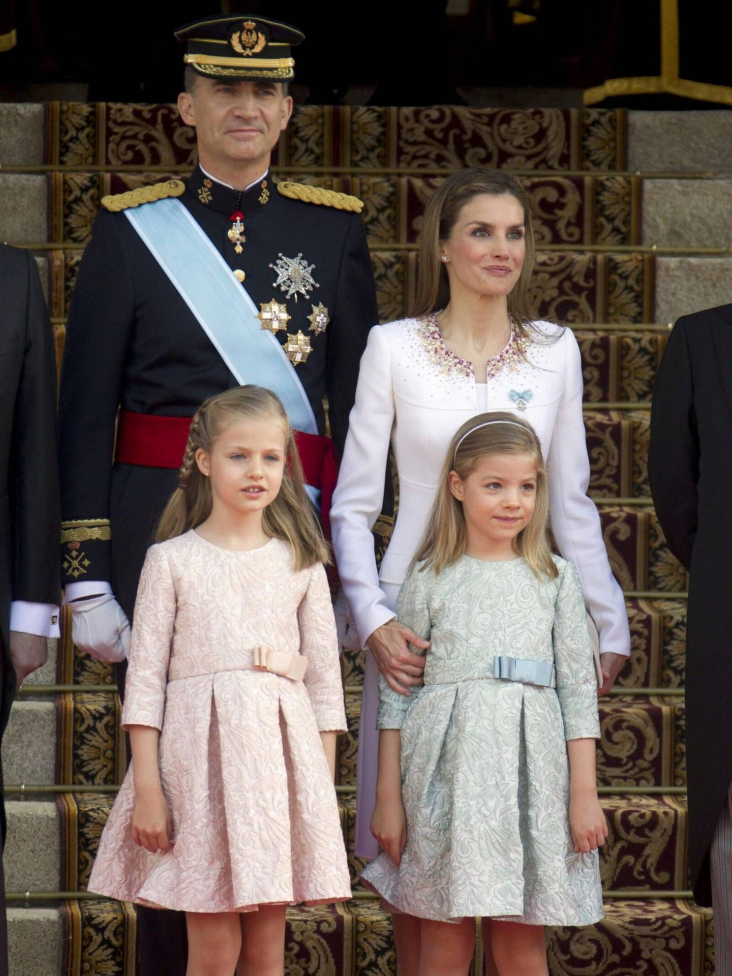 Los reyes don Felipe y doña Letizia, junto a sus hijas para la proclamación ante las Cortes Generales del monarca. (EFE/Emilio Naranjo)