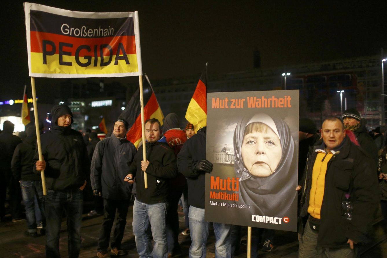 Miembros de Pegida se manifiestan contra Angela Merkel en Leipzig (Reuters).
