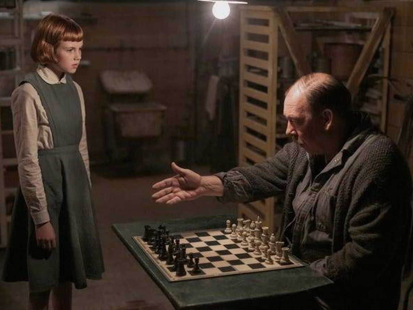 Escena de la serie 'Gambito de Dama' en la que Beth Harmon se inicia en el ajedrez. (Netflix)