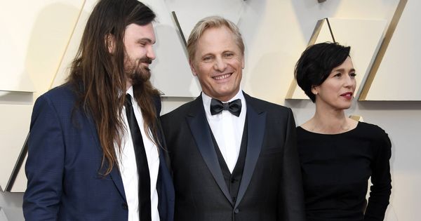 Foto: Henry y Viggo Mortensen junto a Ariadna Gil, en los Oscar. (Getty)