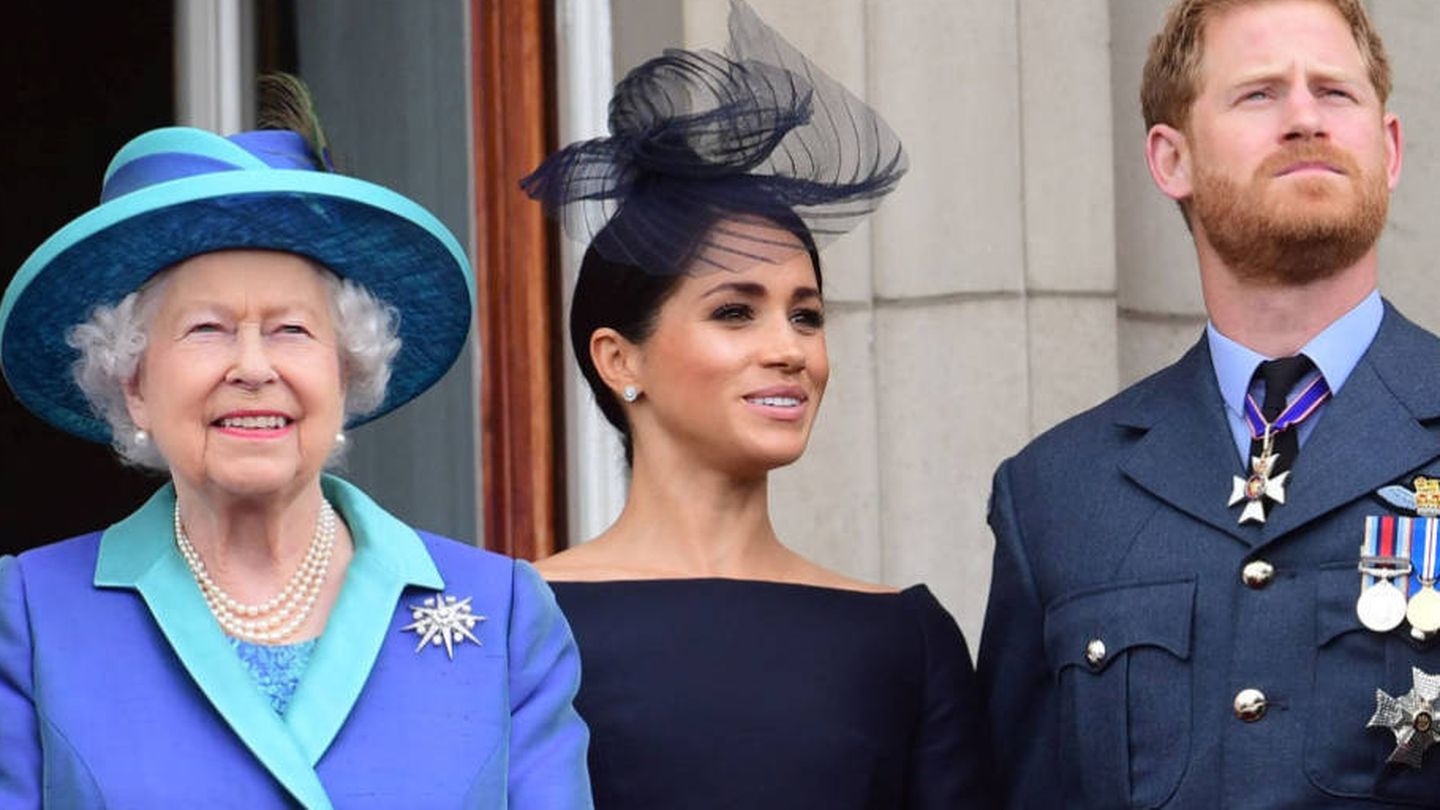 Isabel II, junto a Meghan y Harry. (Reuters)