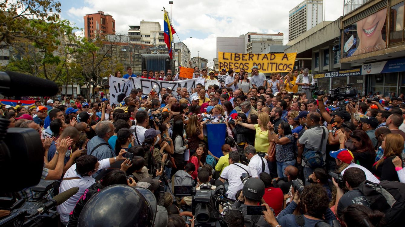 Foto: Las esposas de Ledezma y Leopoldo López, en una concentración en protesta por las detenciones. (Efe)
