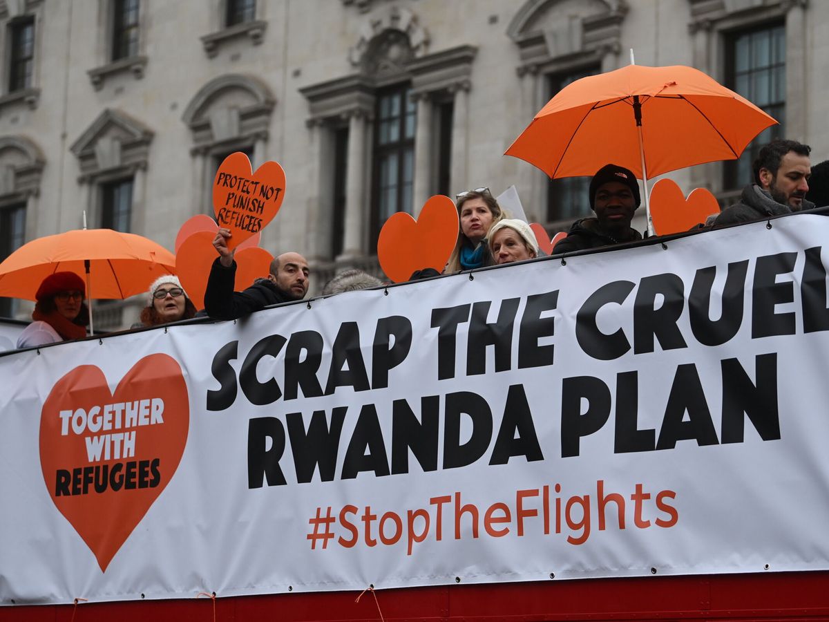 Foto: Protesta en Londres contra los planes del Gobierno de enviar a Ruanda a demandantes de asilo. (EFE/EPA/Neil Hall)
