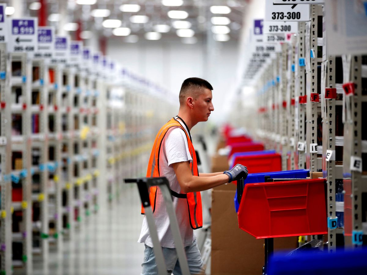 Foto: Un trabajador de Amazon, la empresa que se ha convertido en el mejor campo de pruebas sindical. (Reuters)