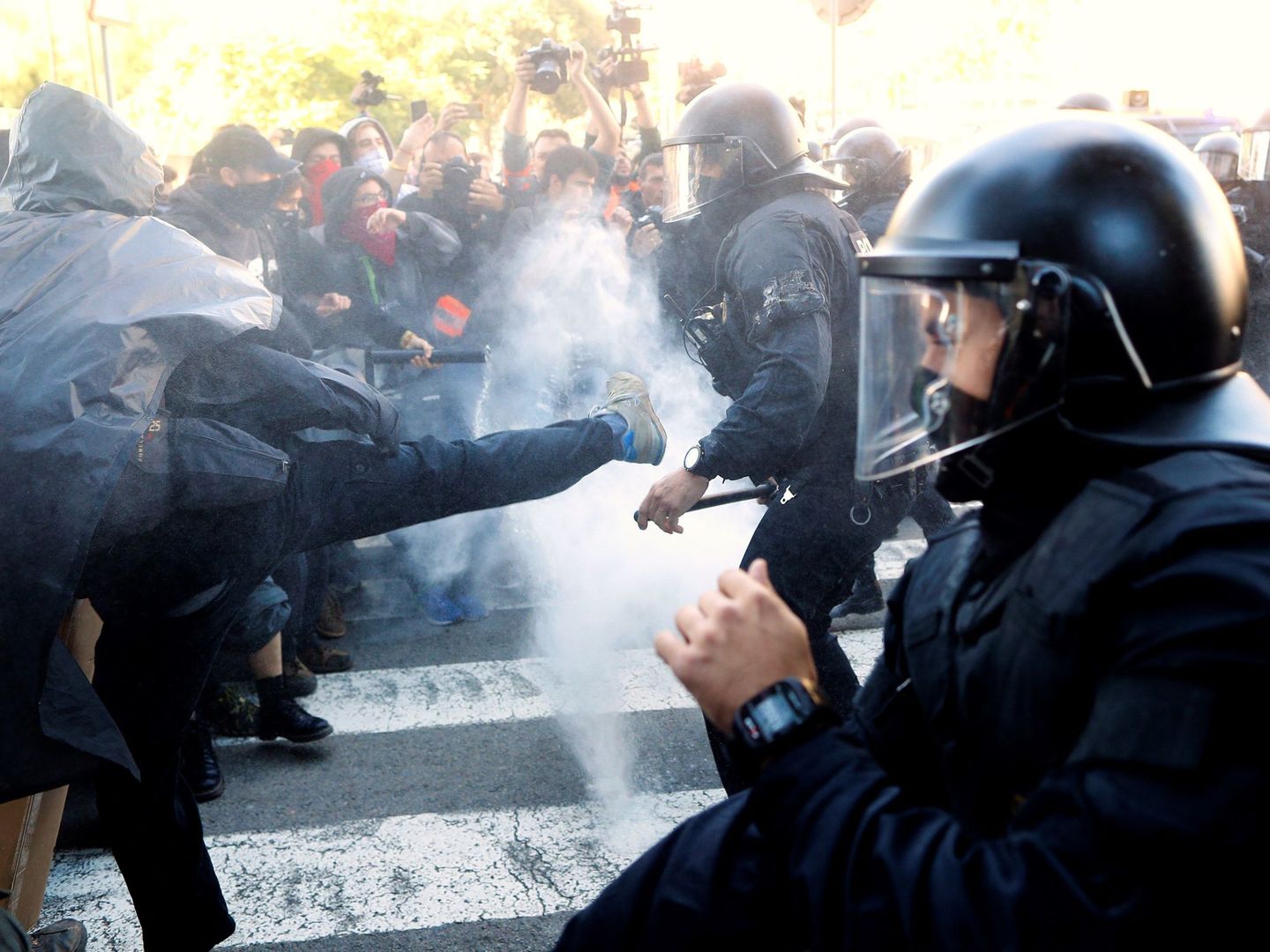 Enfrentamientos entre los Mossos y los CDR en Barcelona. (EFE)