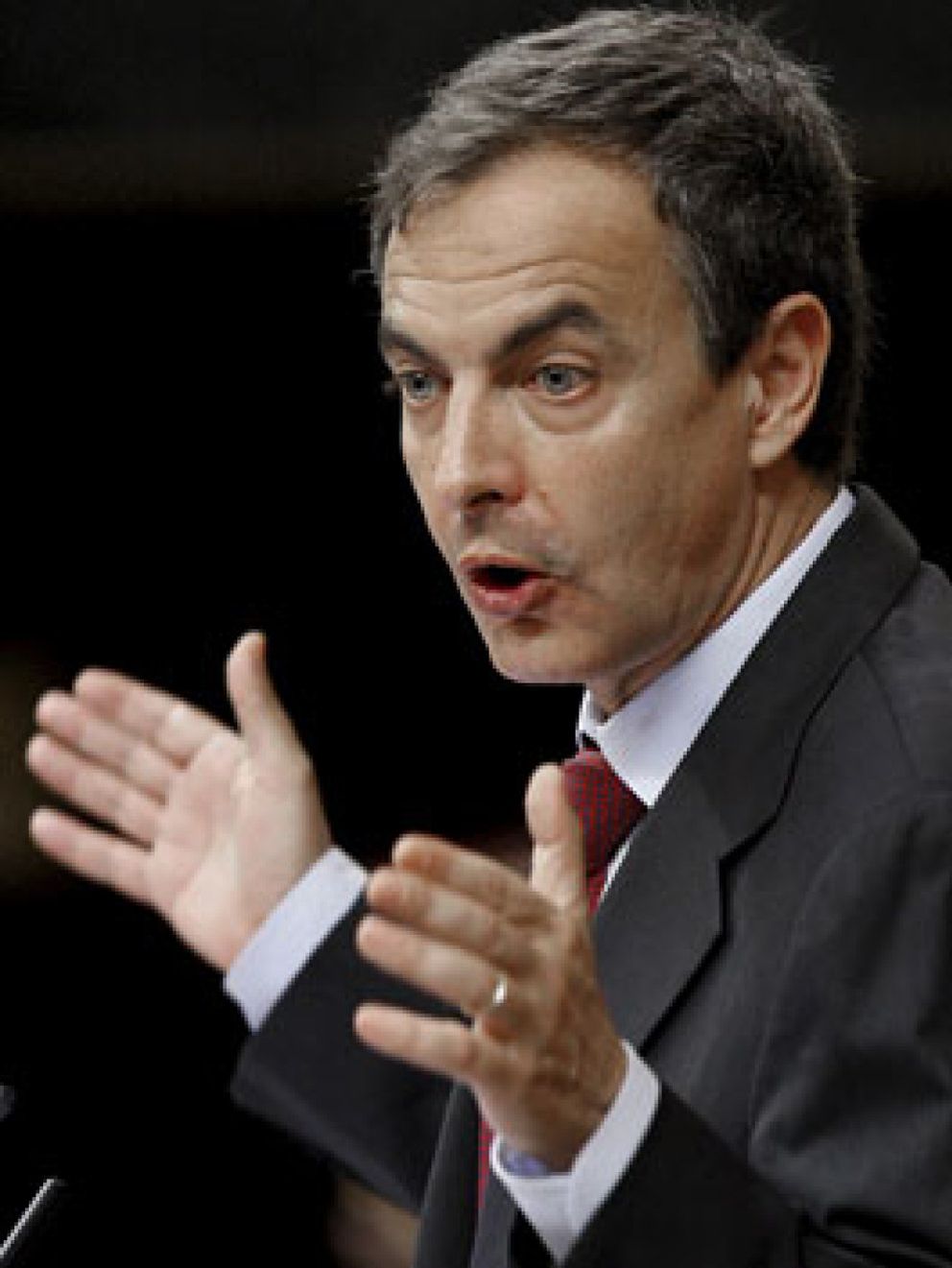 Foto: Zapatero recorta un 5% del sueldo de los funcionarios y congela las pensiones