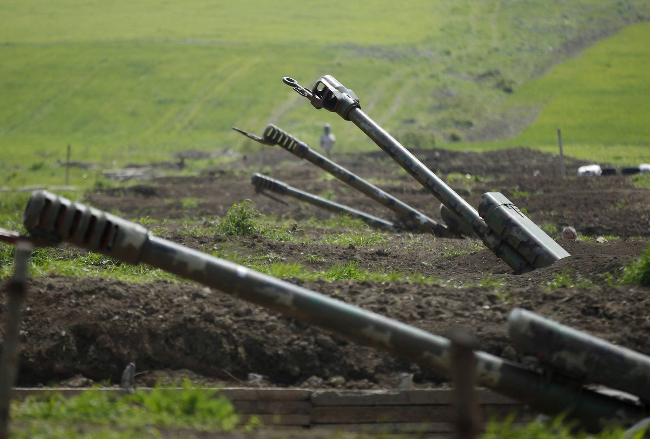 Armenian artillery is seen near Nagorno-Karabakh's boundary, April 8, 2016. REUTERS/Staff/File Photo - RC161962ACD0