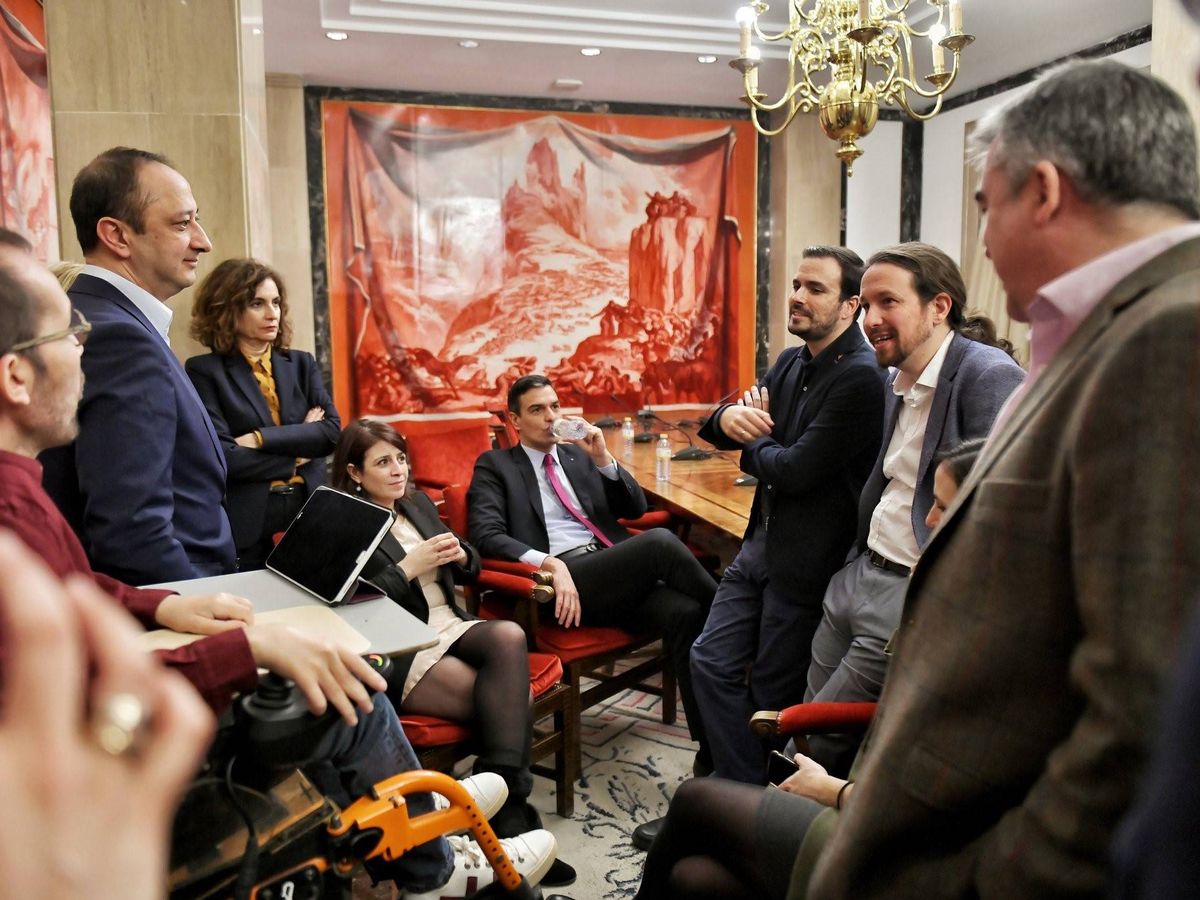 Foto: Pedro Sánchez y Pablo Iglesias con sus equipos, tras la firma del pacto de PSOE y UP, este 30 de diciembre en el Congreso. (Dani Gago | Twitter)