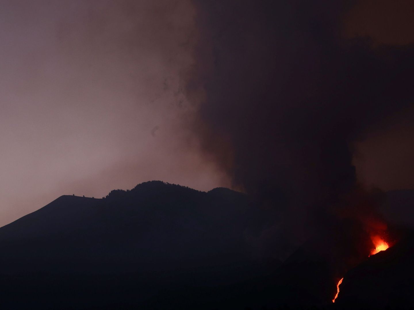 La lava del volcán continúa su avance en la isla. (Reuters)